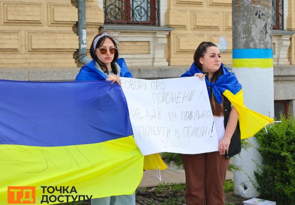 У Кропивницькому відбулася акція "Не мовчи. Полон вбиває" на підтримку військовополонених (ФОТОРЕПОРТАЖ)