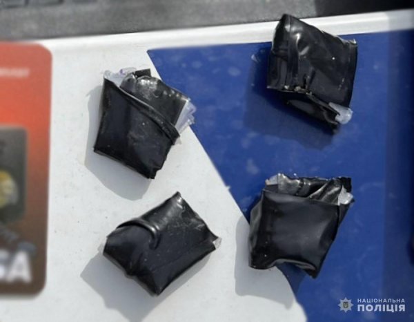 На Кіровоградщині затримали чоловіка, який робив "закладки" наркотиків (ФОТО)