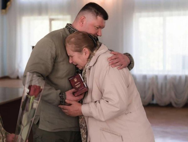 “За мужність”: на Кіровоградщині рідним загиблих захисників вручили відзнаки (ФОТО)