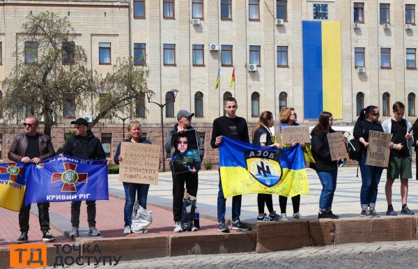 У Кропивницькому відбулася акція "Не мовчи. Полон вбиває" на підтримку військовополонених (ФОТОРЕПОРТАЖ)