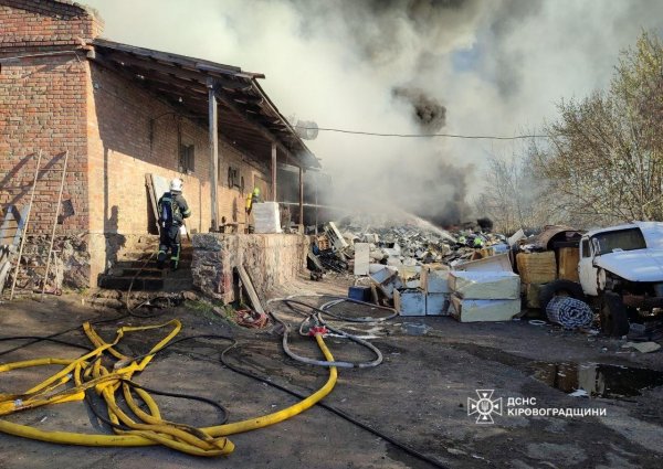 Понад пів доби гасили пожежу складів і сміття у місті на Кіровоградщині (ФОТО)
