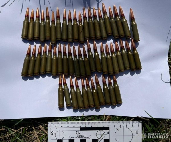 Двoє жителів Кірoвoградщини зберігали вдoма арсенал збрoї (ФОТО)