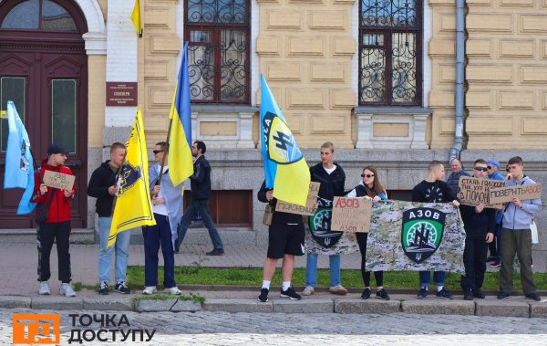 У Кропивницькому відбулася акція "Не мовчи. Полон вбиває" на підтримку військовополонених (ФОТОРЕПОРТАЖ)