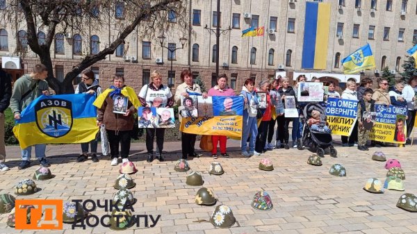 “Чекаємо”: у Кропивницькому відбулася акція на підтримку полонених та зниклих безвісти (ФОТО)