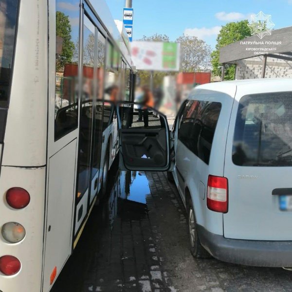 У Кропивницькому водій Volkswagen спричинив ДТП з тролейбусом (ФОТО)