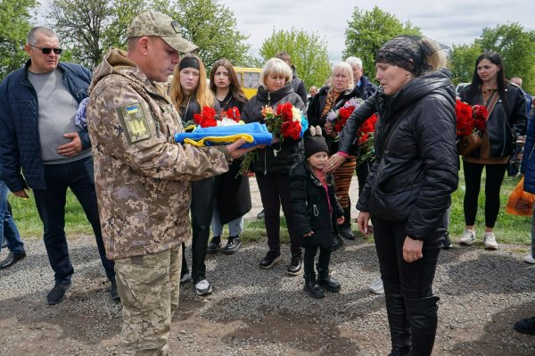 Загинув у Бахмутському районі: у громаді на Кіровоградщині попрощалися із загиблим військовим (ФОТО)