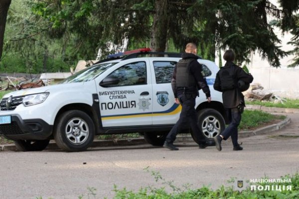 
Розламалася і впала: фото і відео наслідків удару РФ по телевежі в Харкові
