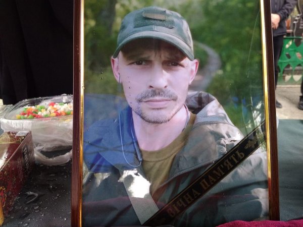 Загинув на Донеччині: у Кропивницькому попрощалися з солдатом Євгеном Гончаренком