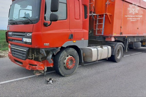 Поблизу Кропивницького вантажівка зіткнулася з легковиком (ФОТО)