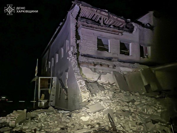 
Росіяни вдарили по пожежній частині на Харківщині (фото)
