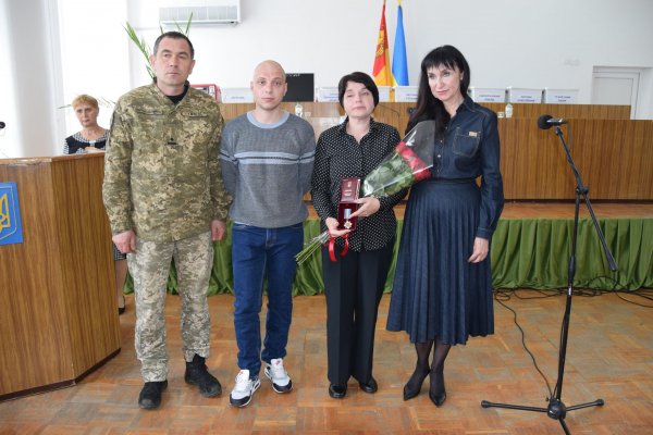 На Кіровоградщині дружина померлого військового отримала орден чоловіка