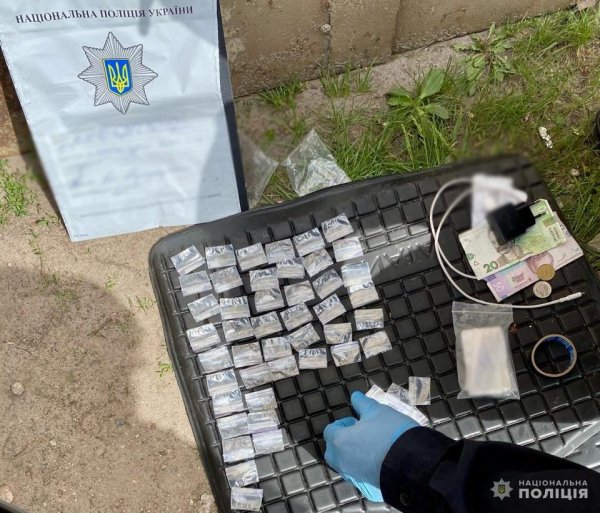 На Кіровоградщині затримали чоловіка, який робив "закладки" наркотиків (ФОТО)