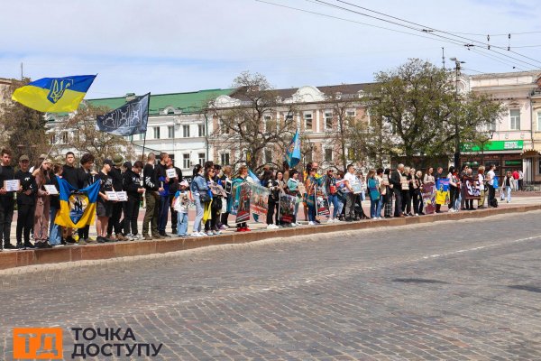 У Кропивницькому відбулася акція "Не мовчи. Полон вбиває" на підтримку військовополонених (ФОТОРЕПОРТАЖ)