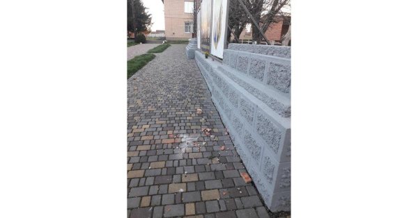 У громаді на Кіровоградщині невідомі розкидали побиту цеглу біля дошки пам’яті загиблих захисників (ФОТО)