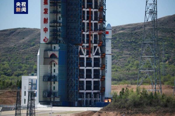 Китай успішно запустив у космос ракету, яка може вивести на орбіту супутники різних розмірів
