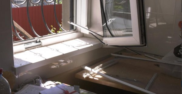 Пошкоджені дахи, вибиті вікна та повалені дерева: жителі Світловодська розповіли про наслідки російської атаки (ФОТО)