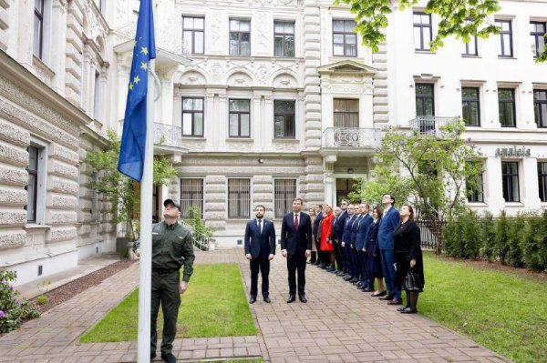 Посольство України в Латвії урочисто підняло прапор ЄС з нагоди Дня Європи
