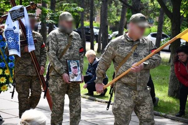 У громаді на Кіровоградщині попрощалися з військовим (ФОТО)