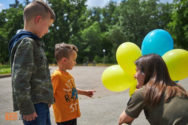 У Кропивницькому військовослужбовиці дарували дітям морозиво та кульки (ФОТОРЕПОРТАЖ)