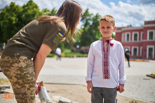 У Кропивницькому військовослужбовиці дарували дітям морозиво та кульки (ФОТОРЕПОРТАЖ)