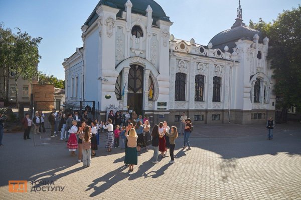 У центрі Кропивницького співали автентичні пісні, танцювали і збирали гроші на дрон для військових (ФОТОРЕПОРТАЖ)