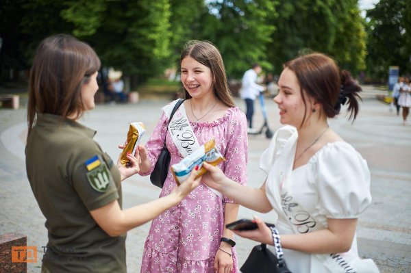 У Кропивницькому військовослужбовиці дарували дітям морозиво та кульки (ФОТОРЕПОРТАЖ)