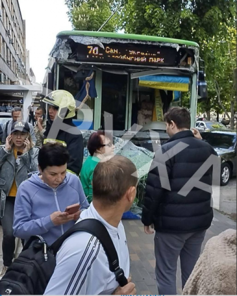 
Жахлива ДТП у Черкасах: тролейбус наїхав на пішоходів — 14 людей поранено (фото, відео)
