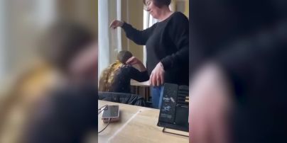 
На Волині вчителька висипала пачку снеків на голову учениці: як відреагувала Мережа (відео)
