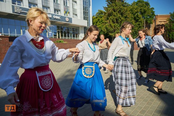 У центрі Кропивницького співали автентичні пісні, танцювали і збирали гроші на дрон для військових (ФОТОРЕПОРТАЖ)