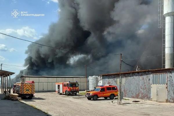 Пожежа на підприємстві у Кропивницькому: на місці працюють 30 рятувальників