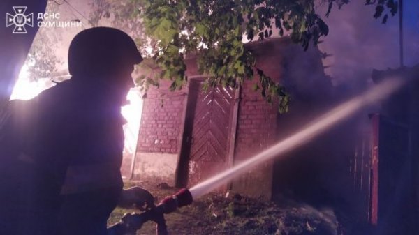 
Після обстрілу Сумщини з боку окупантів сталися масштабні пожежі (фото)
