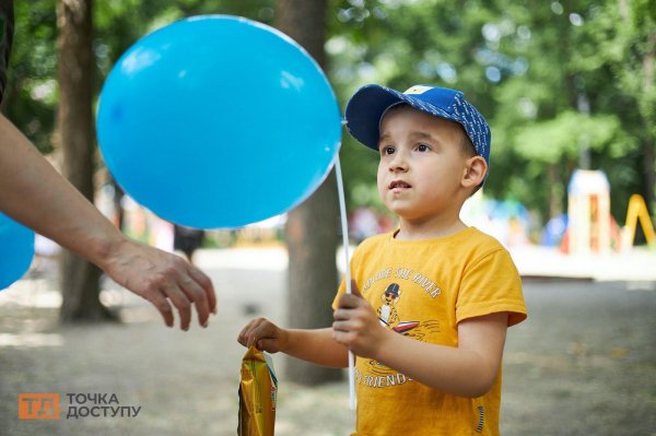 У Кропивницькому військовослужбовиці дарували дітям морозиво та кульки (ФОТОРЕПОРТАЖ)