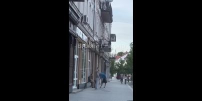 
В центрі Ужгорода перехожий зірвав шеврони з військового: деталі (відео)
