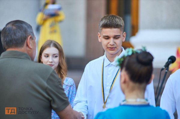 У Кропивницькому випускникам шкіл вручили медалі (ФОТОРЕПОРТАЖ)