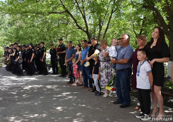 На Кіровоградщині відкрили меморіальну дошку поліцейському Ігорю Місюні, який загинув внаслідок обстрілу вокзалу в Херсоні