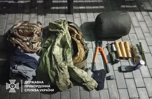 
Фальшивий "морський піхотинець": на Буковині чоловік прикинувся військовим, щоб виїхати за кордон (фото)
