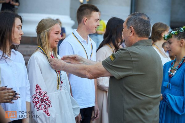 У Кропивницькому випускникам шкіл вручили медалі (ФОТОРЕПОРТАЖ)