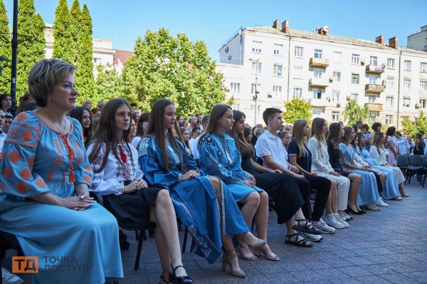 У Кропивницькому випускникам шкіл вручили медалі (ФОТОРЕПОРТАЖ)