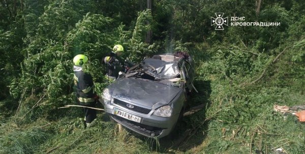 На Кіровоградщині легковий автомобіль з’їхав у кювет: двоє людей загинули