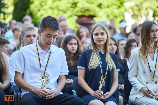 У Кропивницькому випускникам шкіл вручили медалі (ФОТОРЕПОРТАЖ)