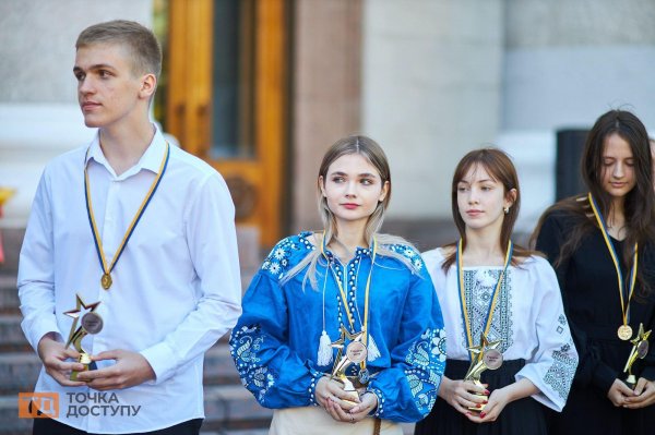 У Кропивницькому випускникам шкіл вручили медалі (ФОТОРЕПОРТАЖ)