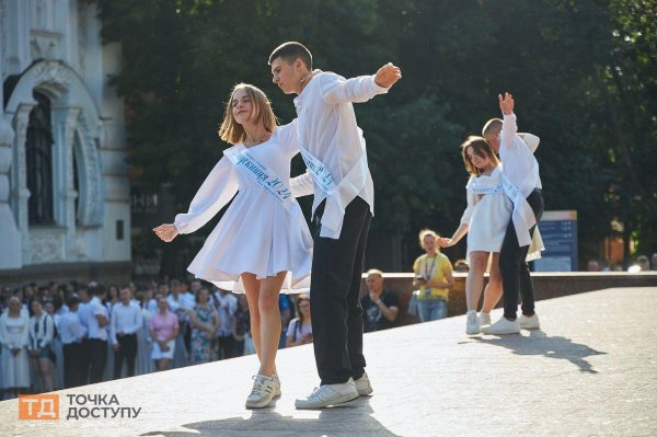 Фестиваль випускних вальсів вперше відбувся в Кропивницькому (ФОТОРЕПОРТАЖ)