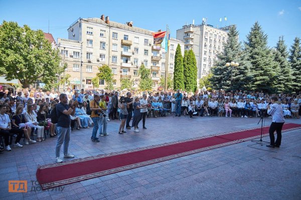 У Кропивницькому випускникам шкіл вручили медалі (ФОТОРЕПОРТАЖ)