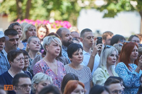 У Кропивницькому випускникам шкіл вручили медалі (ФОТОРЕПОРТАЖ)