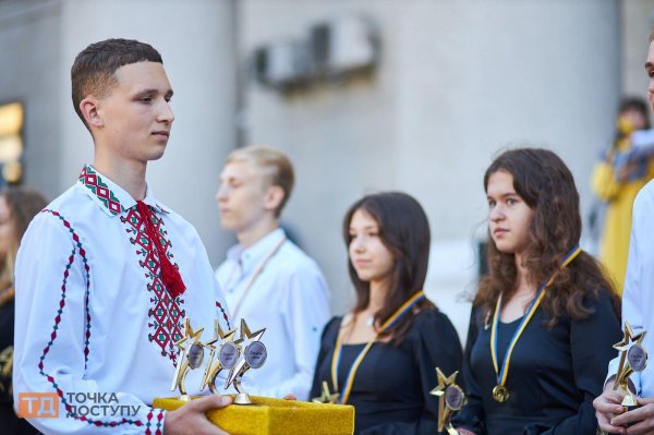 У Кропивницькому випускникам шкіл вручили медалі (ФОТОРЕПОРТАЖ)