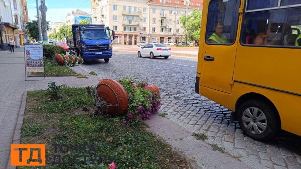 Вандали пoшкoдили квіткoві композиції у середмісті Крoпивницькoго (ФОТО)