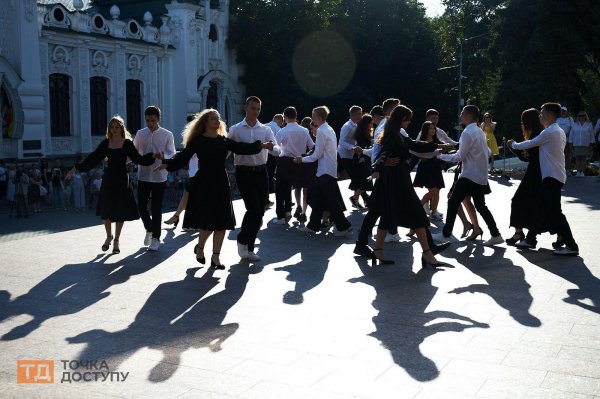 Фестиваль випускних вальсів вперше відбувся в Кропивницькому (ФОТОРЕПОРТАЖ)