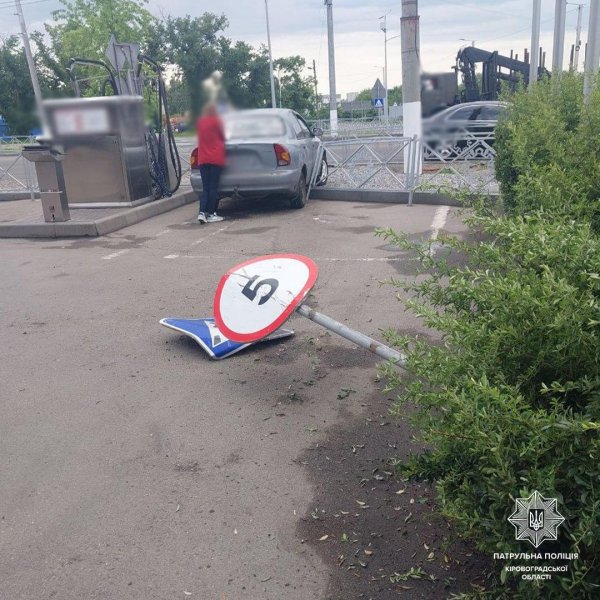 У Кропивницькому водій мотоцикла спричинив потрійну ДТП на перехресті з круговим рухом (ФОТО)