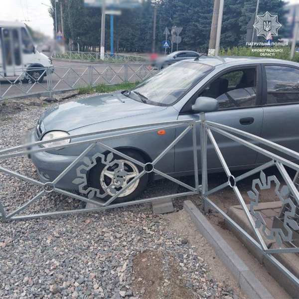 У Кропивницькому водій мотоцикла спричинив потрійну ДТП на перехресті з круговим рухом (ФОТО)