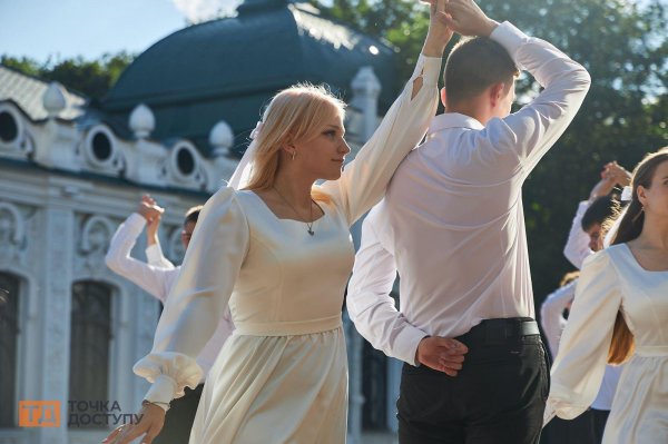 Фестиваль випускних вальсів вперше відбувся в Кропивницькому (ФОТОРЕПОРТАЖ)